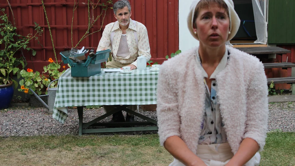 John (Erik Wallsten) och Jenny (Cecilia Norinder Fagrell) i Norrköpings Teaterkompanis uppsättning av Slånbärsonaten. Spelas 22, 29 och 30/8.