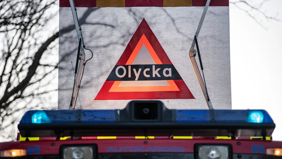 Två personer vårdas på sjukhus efter en singelolycka. Arkivbild.