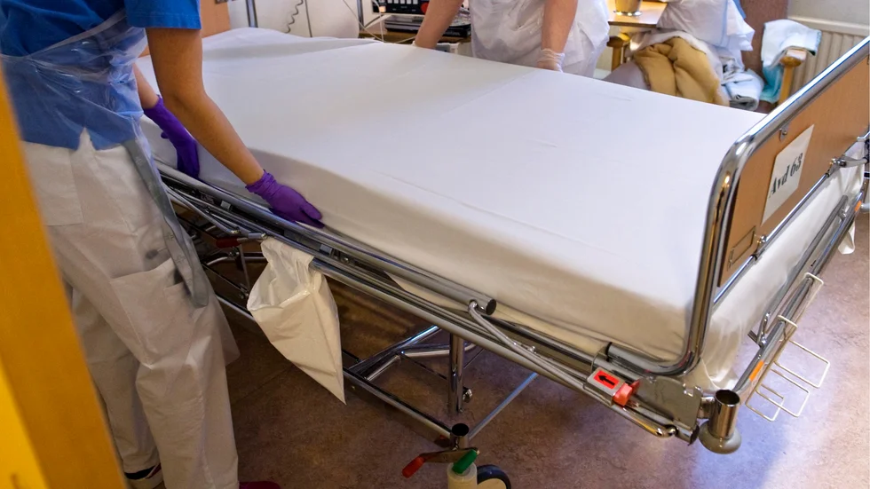 En äldre man i Vimmerby kommun avled hastigt efter några veckors förkylning. Nu kristiserar IVO både kommunen och regionen för brister i sjukvården av patienten.
