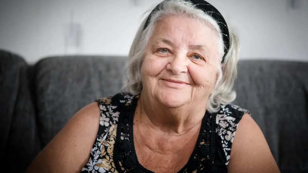 Maritta Söderström hade tagit upp plånboken för att betala för glassen. När hon skulle lägga tillbaka den i sin väska var väskan försvunnen. I den låg också hennes mobiltelefon. 