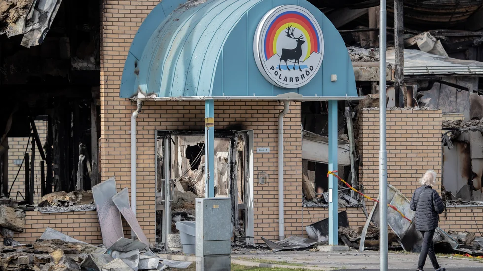 Många obehöriga rör sig innanför avspärrningarna på Polarbröds fabriksområde. Nu ber räddningstjänsten att allmänheten ska hålla sig borta. "Det är farligt", säger Daniel Granberg, räddningschef.