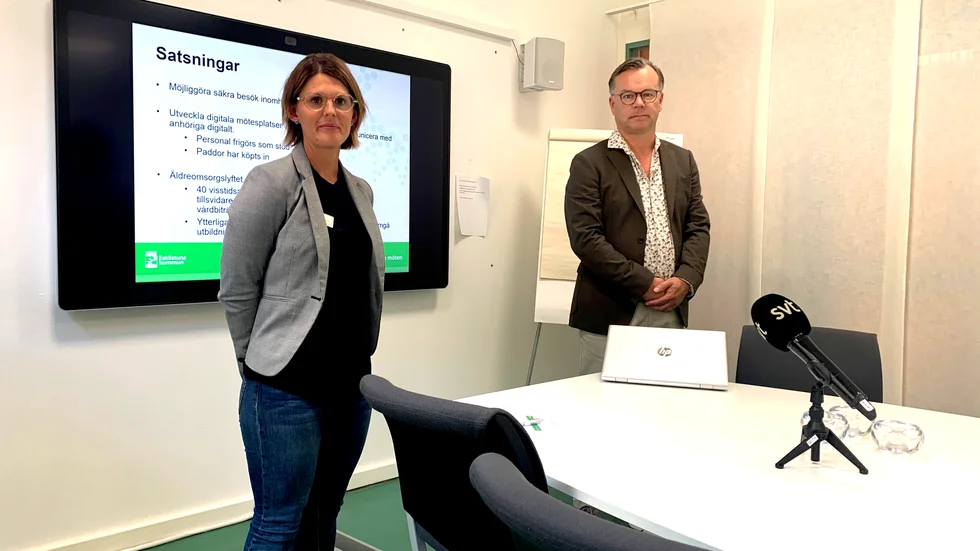 Fridha Söderqvist och Johan Lindström presenterar nya satsningar på Eskiltunas äldrevård.
