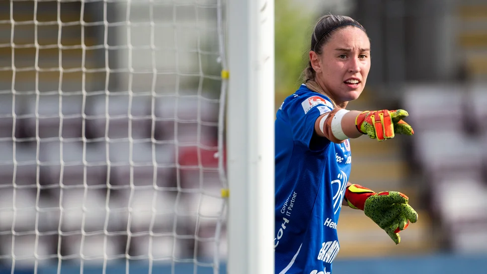 Moa Öhman, som vänt hem till PIF efter några säsonger i KIF Örebro, vaktar målburen mot Kalmar i dag. 