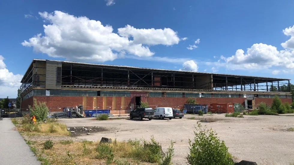 Angående Klöverns p-hus. Med det platta jätte tak som byggnaden har, och de förstärkningsarbeten som just nu görs, kunde det vara på plats att skapa odlingsytor på taket. Skriver Johan Fenger-Krog. 
