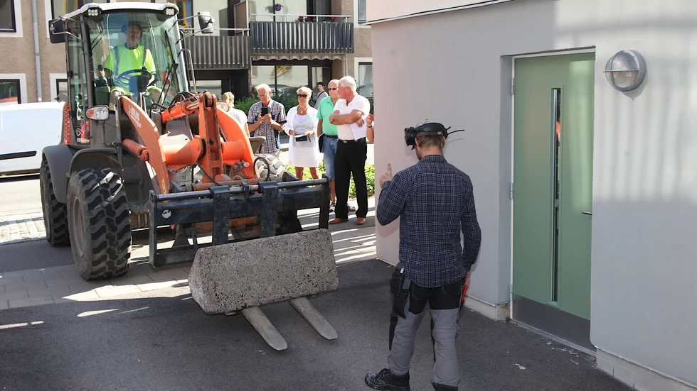 Sammanlagt kom ett 30-tal personer för att titta på när kronofogden verkställde hovrättens dom. Garageinfarten stängdes av för 22 bostadsägare.