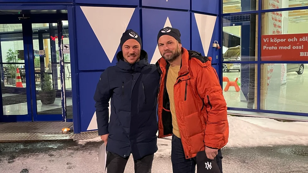 Nico Mäkinen och John-Richard Jacobsson utanför Triple-B-huset där padelhallen planeras.