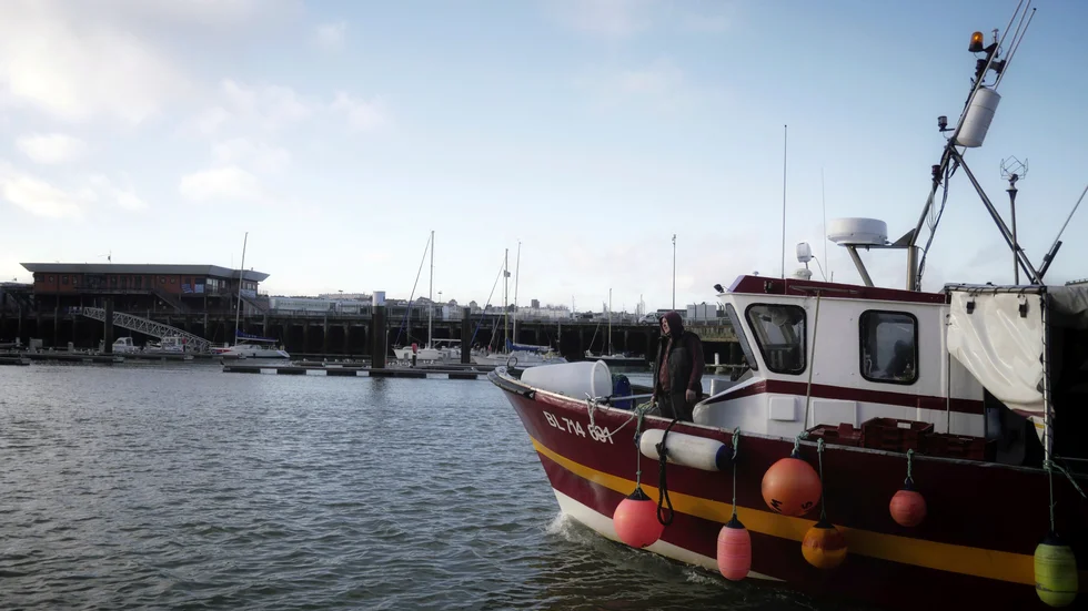 Fiskebåt på väg in i hamnen i Boulogne-sur-Mer i norra Frankrike. Arkivfoto.