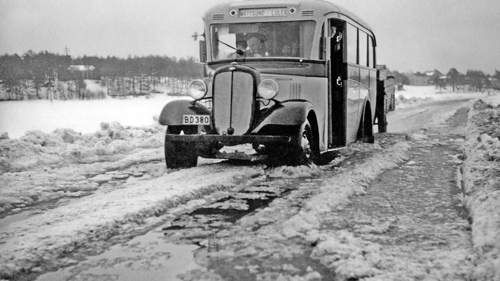Bussen mellan Luleå och Måttsund på isvägen mellan centrala Luleå och Bergnäset. Bilden är tagen den 13 april 1935 innan islossningen för färjan.