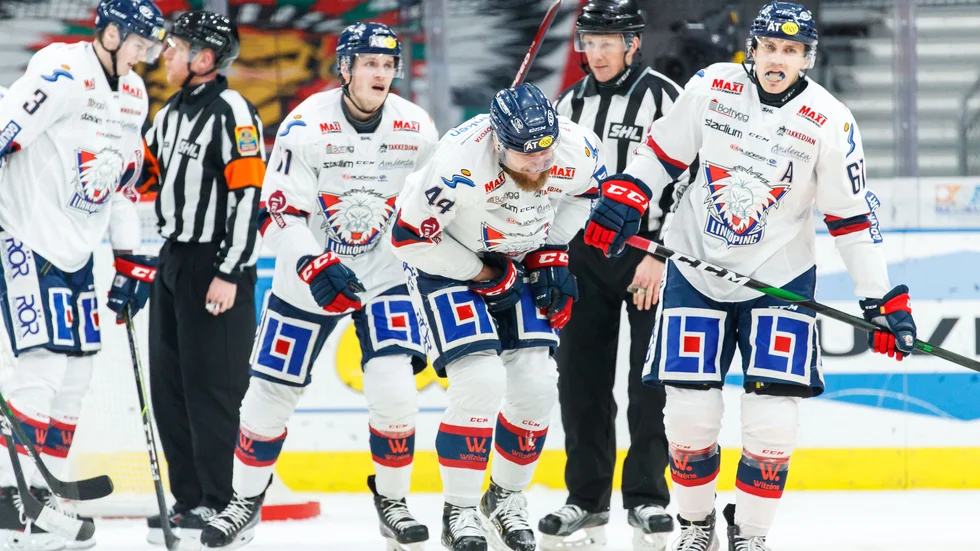 Jonas Junland får ont.