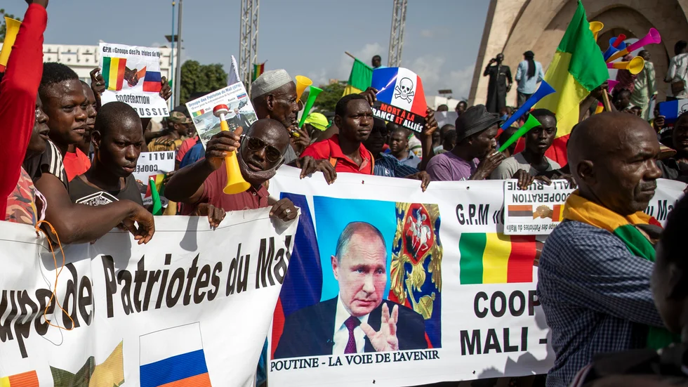 Franska och ryska intressen är på kollisionskurs i Väst- och Nordafrika. Här demonstrerar malier i huvudstaden Bamako, med skyltar där Rysslands president Vladimir Putin beskrivs som "vägen till framtiden" på franska. Arkivbild från september.