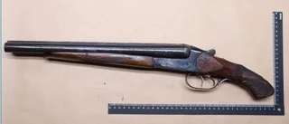 Polisen hittade vapen – 30-åring hoppade från balkong och flydde till trädkoja