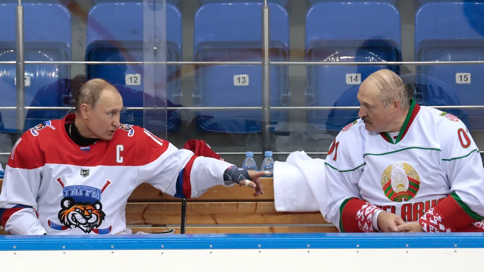 Belarus president Aleksandr Lukasjenko (till höger i bild) intill Rysslands president Vladimir Putin i en ishockeyrink i ryska Sotji i fjol. Arkivbild.