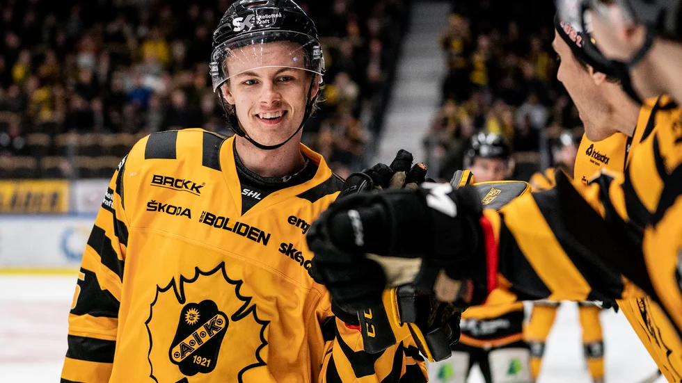 Philip Broberg är i fin form och bjöd under måndagen på ett drömmål på AIK:s träning. 