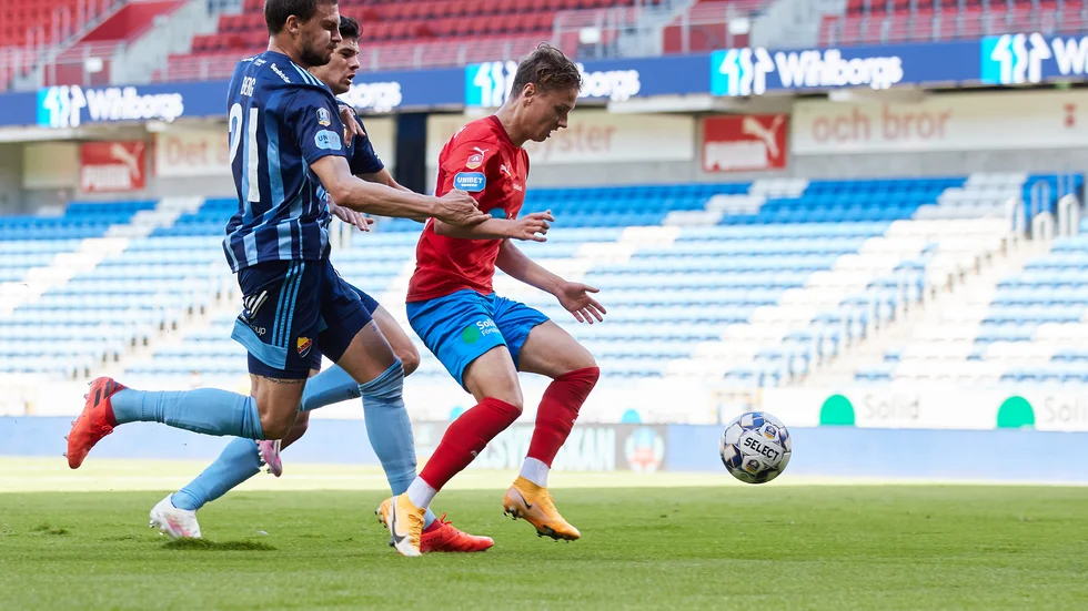 Att mötet mellan Helsingborg och Djurgården ägde rum – trots smittspridning i hemmalaget – har rört upp känslor i fotbolls-Sverige.