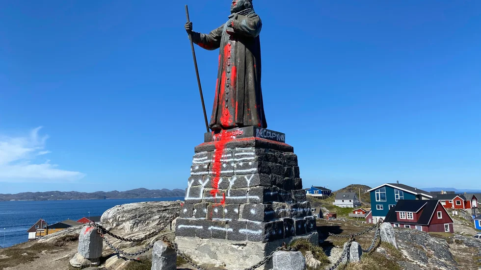 Statyn i Nuuk, som föreställer den dansk-norske prästen och missionären Hans Egede, har utsatts för vandalisering. Arkivbild.