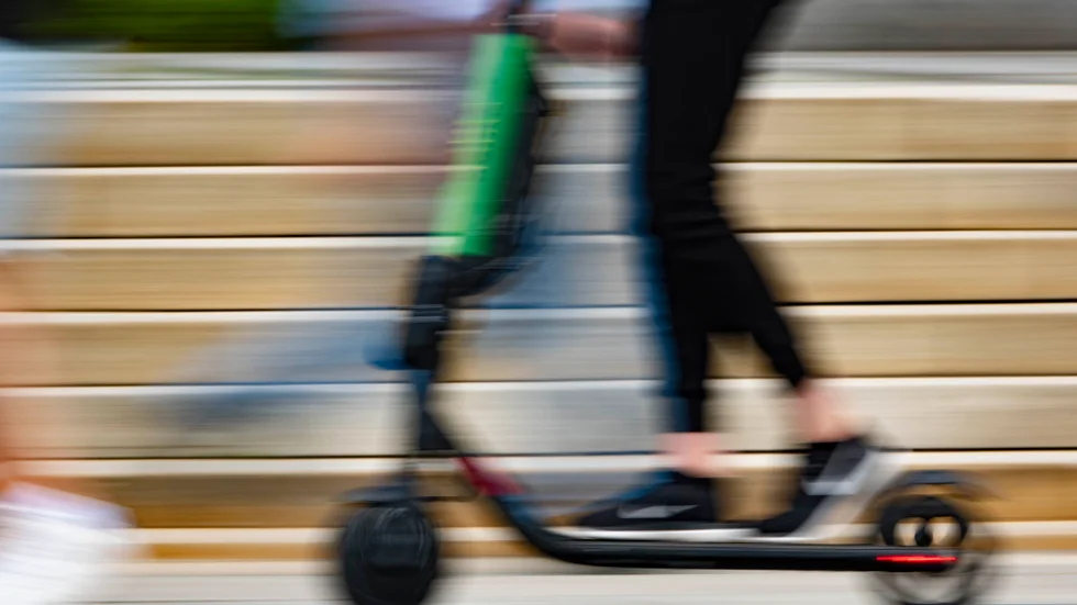 Finns det ingen risk för skador vid en olycka med elsparkcykel? Undrar insändarskribenten med tanke på att det inte krävs hjälm för barn på elsparkcykel.
