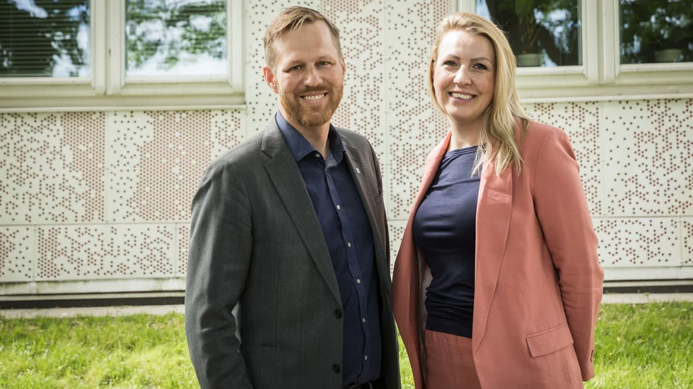 Det blågröna styret kommer att fortsätta med den särskilda lönesatsningen på bristyrken, skriver Björn-Owe Björk och Emilie Orring.

