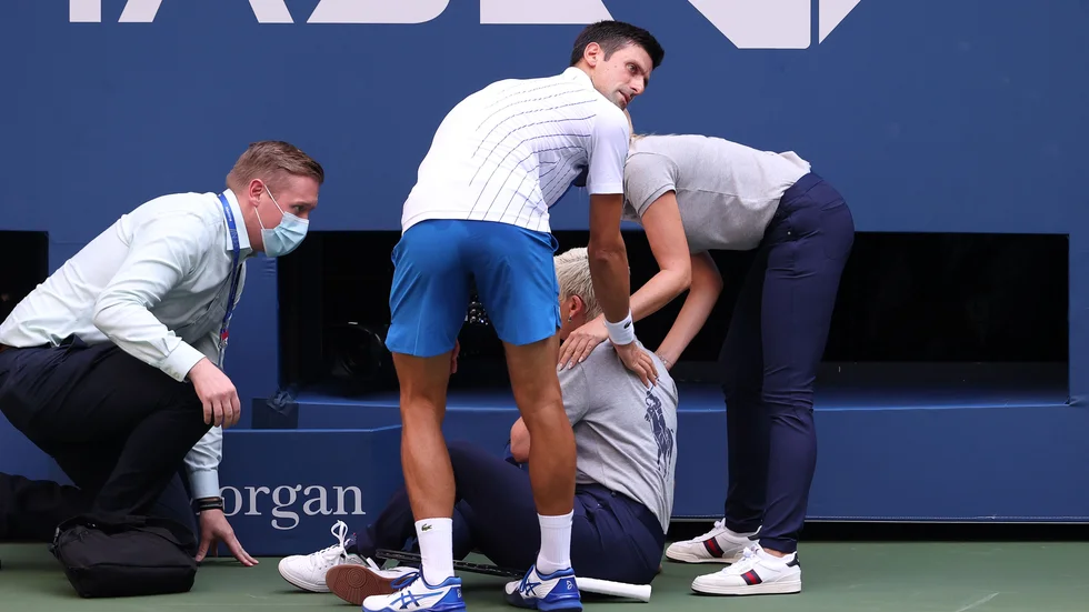 Novak Djokovic diskades i US Open efter att ha träffat en linjedomare med en boll han slog iväg i vredesmod.
