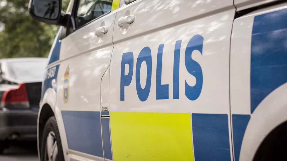 Polisen skrev en anmälan till om ringa bedrägeri och gjorde en anmälan till socialtjänsten om en flicka som öppnat förpackningar i en stormarknad. 