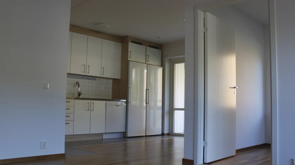 Flens bostad visar upp en av trerummarna som ännu inte har tagits i bruk, sedan huset blev färdigt i fredags.