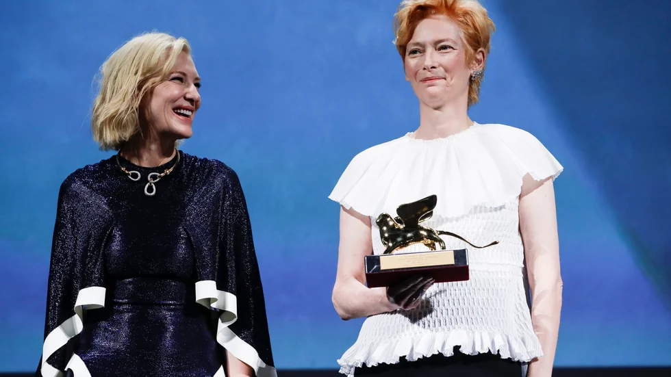 Tilda Swinton tilldelas ett hederspris av juryordföranden och skådespelarkollegan Cate Blanchett på filmfestivalen i Venedigs inledande dag.