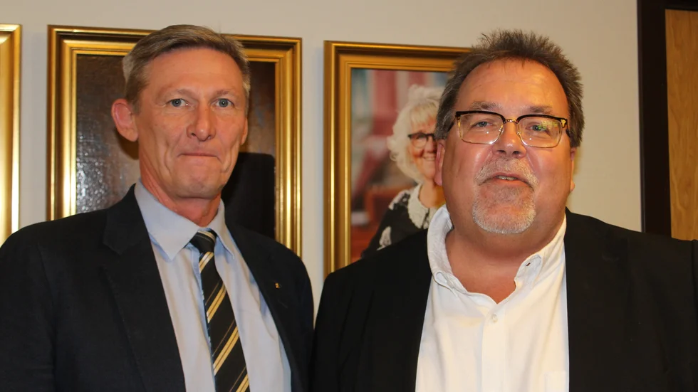 Tommy Aarna (M) och Thomas Lidberg (S) har olika uppfattningar om partierna ska ta in ersättare i fullmäktige utöver sina ordinarie ledamöter.