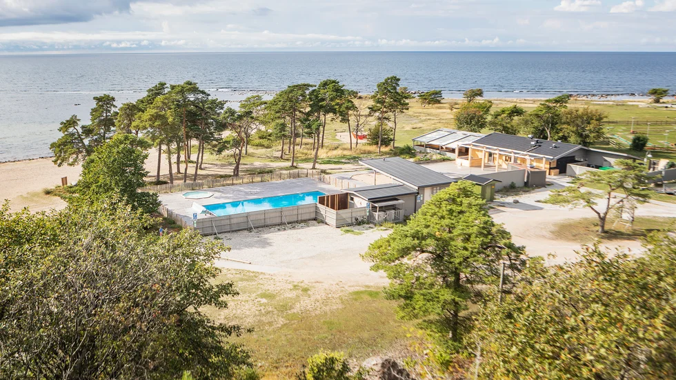 Området där det i dag finns pool och beach club kommer att jämnas med marken för att ge plats åt en ny året runt-restaurang och ett spa.