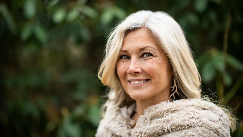 Författaren och illustratören Åsa Rosén är född och uppvuxen i Övertorneå. Nu återvänder hon till Tornedalen i sin nya trilogi "Viskornas dal" – en berättelse där tvillingarna Iza och Enok möter uråldrig magi i en realistisk tornedalsk miljö.