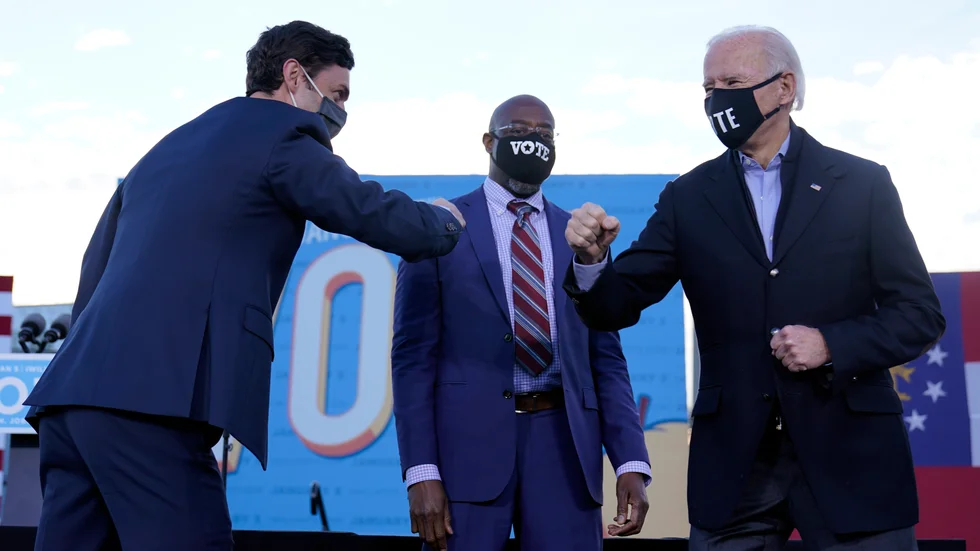 Georgias två nya senatorer tillsammans med tillträdande presidenten Joe Biden. 