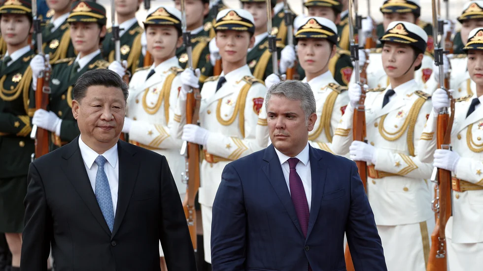 Colombias president Iván Duque, till höger, då han välkomnades av Kinas president Xi Jinping under ett besök i Peking i juli 2019.
