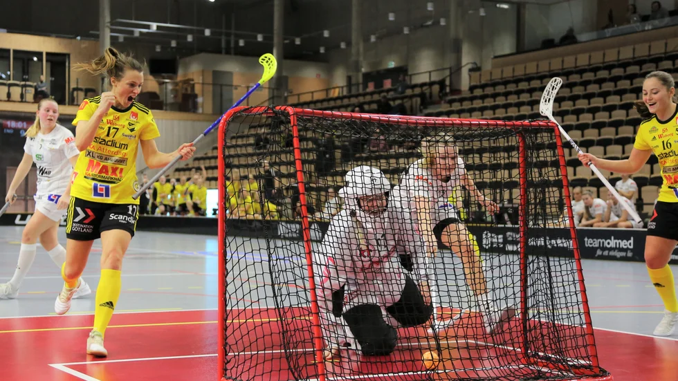 Anna Jakobsson visade vägen och gjorde båda 1-0 och 2-0 mot ett blekt Karlstad. Forwarden hann med att göra ytterligare två mål i storsegern.