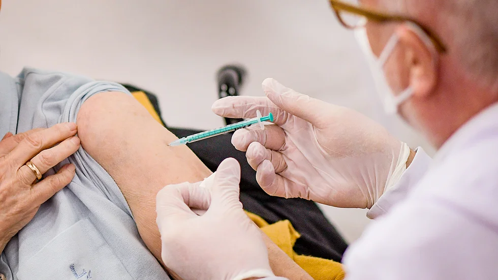 Skribenten menar att personal på sjukhus samt i hemtjänsten borde stå först i vaccinationskön. 