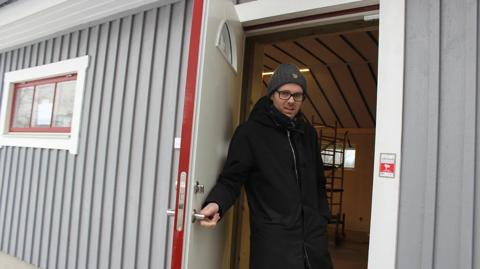 Niels Nielsen öppnar dörren till sin blivande musikstudio.  Här har han klätt in väggar och tak i tjockt lager isolering för att hålla kvar ljudet i studion. Här ska det snart produceras ny musik, men också utforskas vad tekniken kan erbjuda.