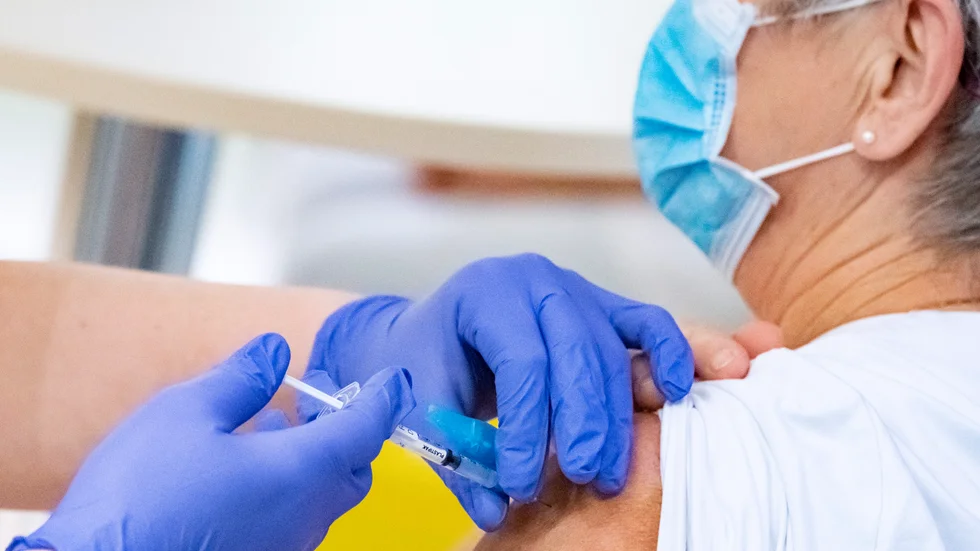 Vissa svenskar som bor utomlands riskerar att hamna mellan stolarna under vaccineringen mot covid-19. Arkivbild.