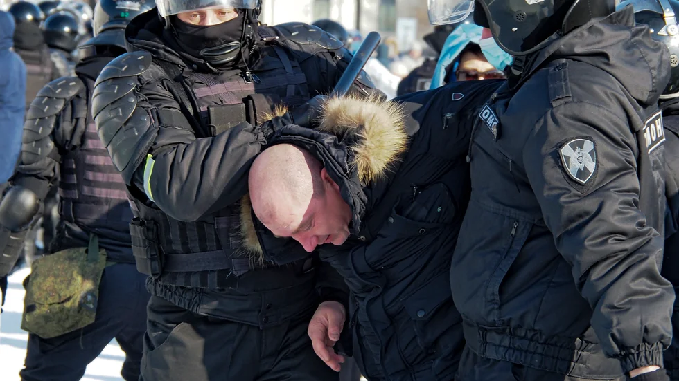 Polisen griper en man under en stöddemonstration i sibiriska Chabarovsk.