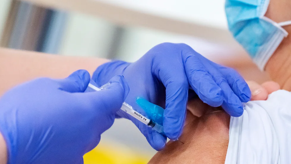 Både polisen och Folkhälsomyndigheten har varnat för telefonbedrägerier kring vaccinering mot covid-19. Arkivbild.