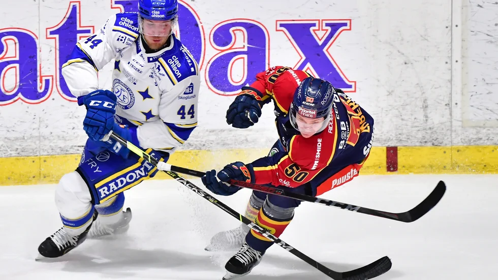 Leksands Carter Ashton och Djurgården Tobias Ekberg i kamp om pucken.