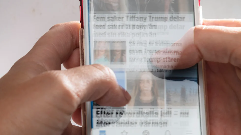 Pilla på mobilen när man kör bil är ingen bra idé.