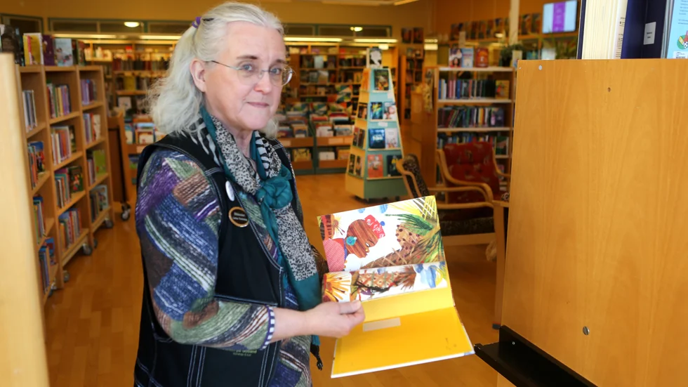 Carina Norderäng får 125 000 kronor av Svenska akademien för sitt läsfrämjande arbete vid Gråbobiblioteket.