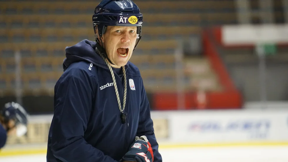 Under måndagens träning var det Johan Åkerman som manade på och gav instruktioner till laget. "Vi spelar bara viktiga matcher och det här än av dem", säger han om tisdagens match mot Brynäs. 