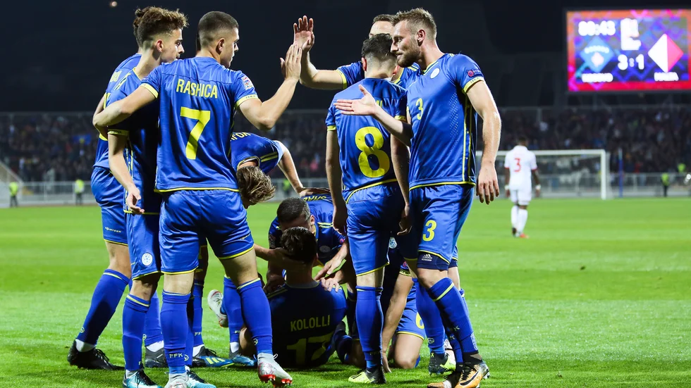 Kosovos herrlandslag i fotboll, här under en landskamp 2018. hotar att dra sig ur VM-kvalmatchen borta mot Spanien. Arkivbild.