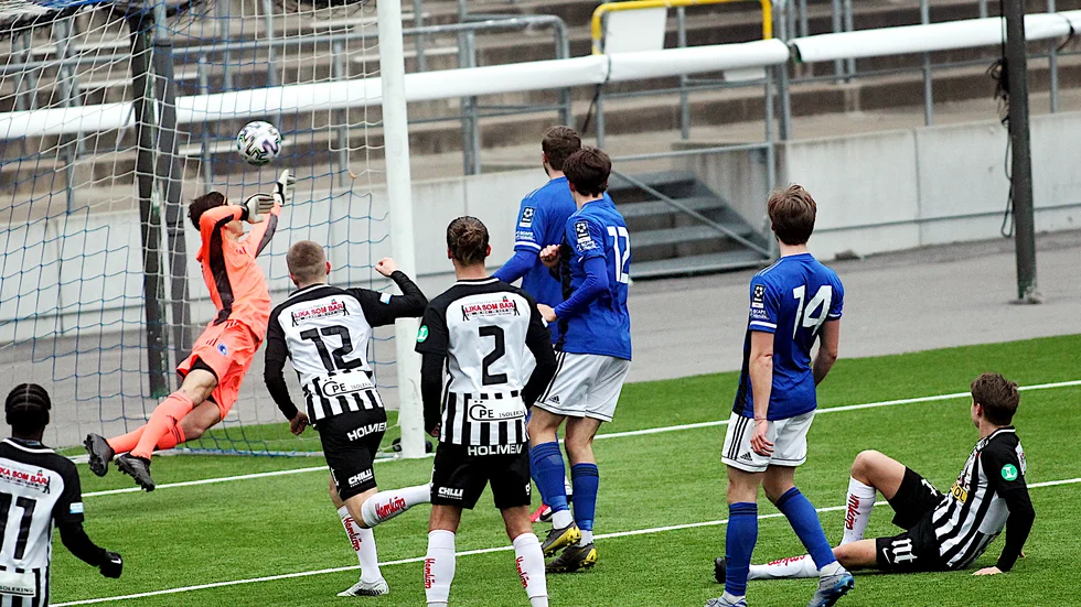 Jonathan Gren (sittande, till höger) nickade in Sylvias reducering till 1–3 mot Täby FK.