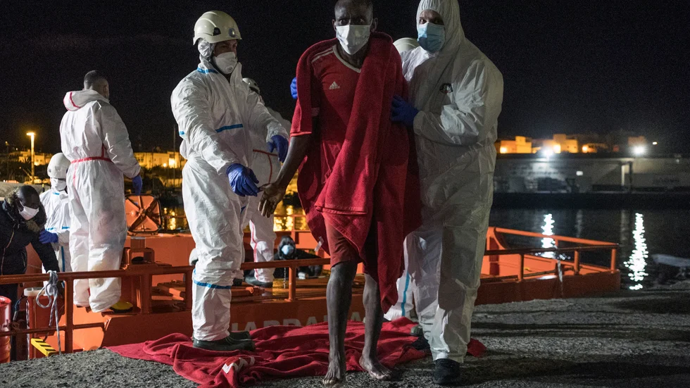 Allt fler migranter försöker ta sig till Kanarieöarna. Här hjälps en man i land från ett räddningsfartyg i hamnen i Arguineguín på den spanska ön Gran Canaria. Bilden togs den 16 januari. Arkivbild.