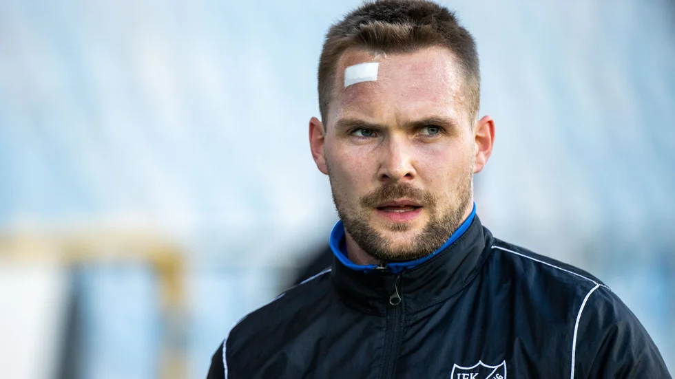 Oscar Jansson med ett fighting face innan avspark mot Blåvitt.