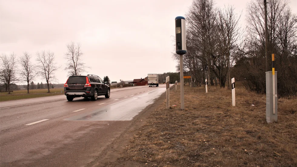 Väg 55 från Enköping mot Örsundsbro var den sträcka som registrerade flest trafiköverträdelser under 2020. Här syns två bilar passera en av fartkamerorna.
