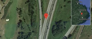 Fordon stillastående på Påfart mot E4 - helt stopp i ett körfält