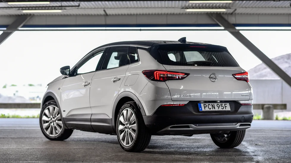 Opel Grandland X har funnits ett par år och kommer nu som laddhybrid. En mellanstor suv med miljöteknik och lågt förmånsvärde borde locka en och annan tjänstebilsförare.