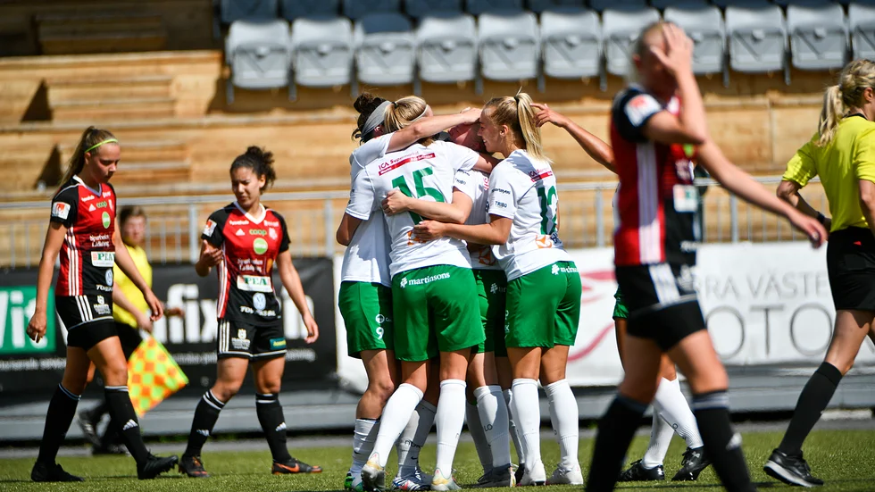 Thea Bergsten kramas om efter sitt 2–0-mål.