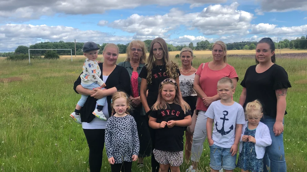 Familjerna på Vapengatan kan inte längre använda planen på baksidan. Längst bak från vänster: Liam Alzén, 2 år, med mamma Elin Alzén, Eva Mirhag, Sandra Karlsson, Catrin Nielsen, Marika Långvik, Emmelie Nilsson. 
Längst fram från vänster: Olivia Karlsson, 4 år, Novelia Karlsson, 5 år, Teodor Nilsson, 6 år, Lithea Nilsson, 3 år.