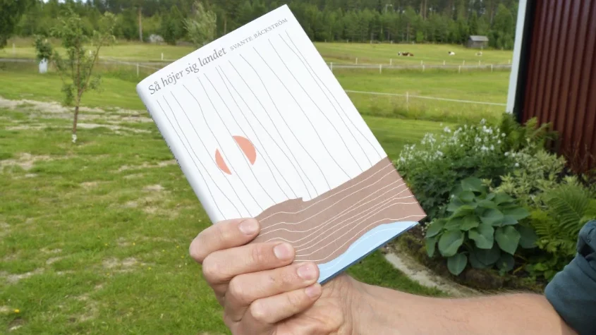 ”Så höjer sig landet” är skriven av Svante Bäckström och utgiven av Atlas förlag.